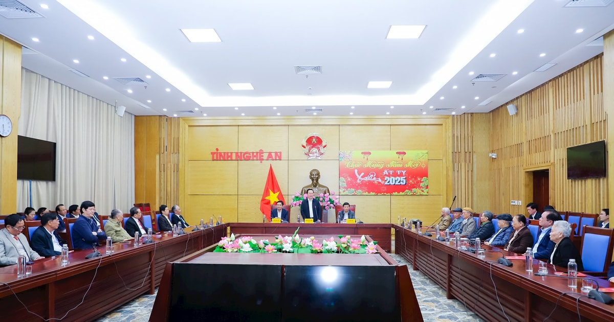 Thường trực Tỉnh ủy Nghệ An gặp mặt các đồng chí nguyên lãnh đạo tỉnh đã nghỉ hưu