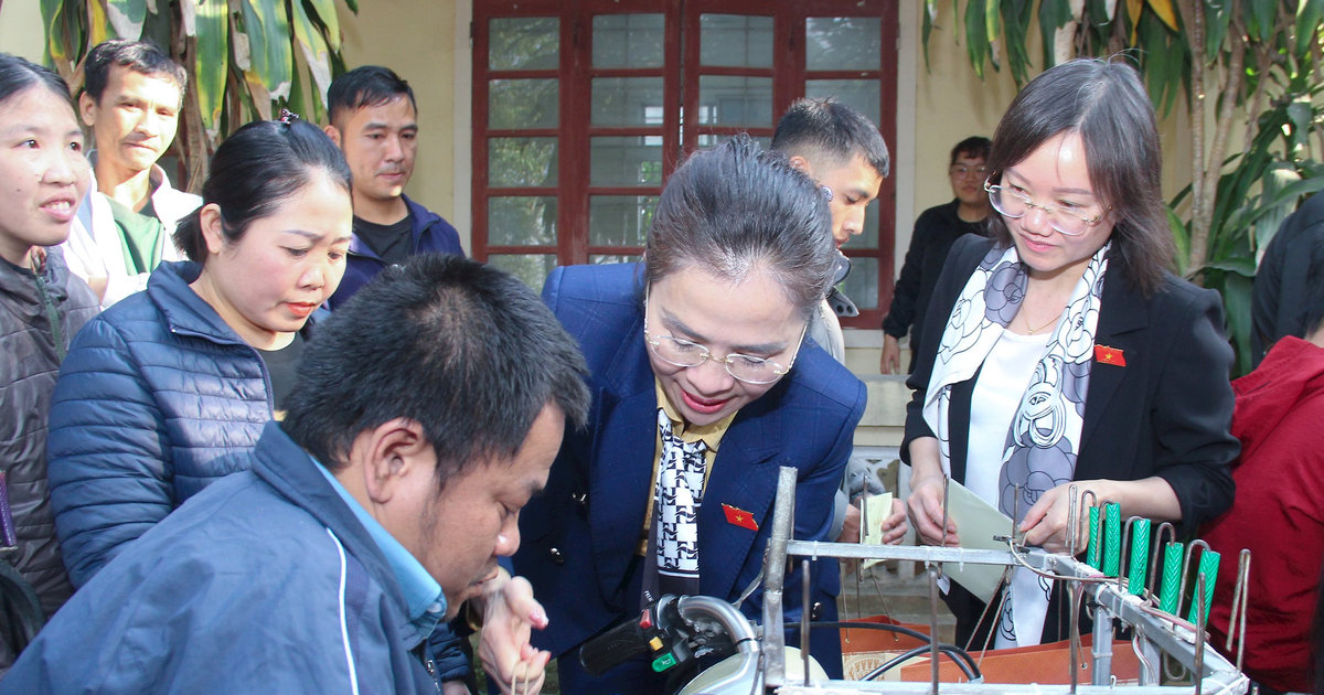 Đoàn đại biểu Quốc hội tỉnh Nghệ An trao quà Tết cho bệnh nhân nghèo, người khuyết tật và trẻ mồ côi