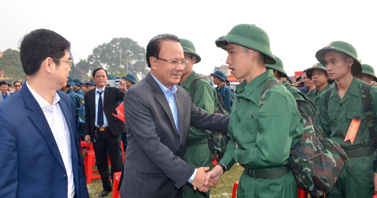 Phó Chủ tịch Thường trực HĐND tỉnh dự lễ giao, nhận quân tại huyện Thanh Chương