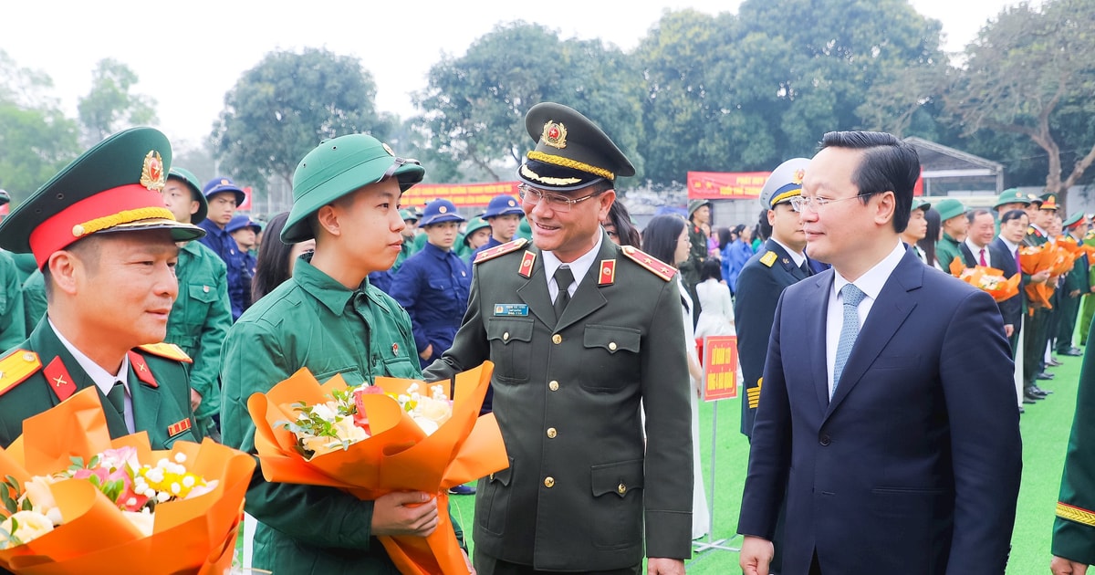 Thứ trưởng Bộ Công an và Bí thư Tỉnh ủy Nghệ An động viên công dân nhập ngũ