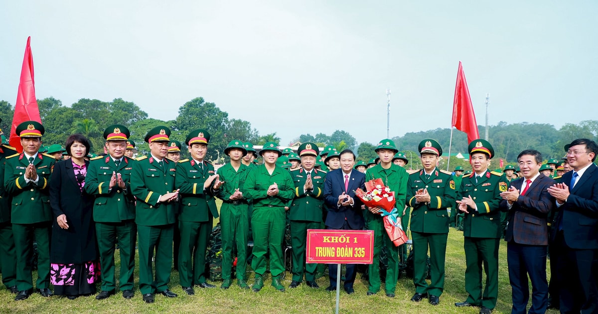 Chủ tịch UBND tỉnh Nghệ An động viên thanh niên Nam Đàn lên đường nhập ngũ