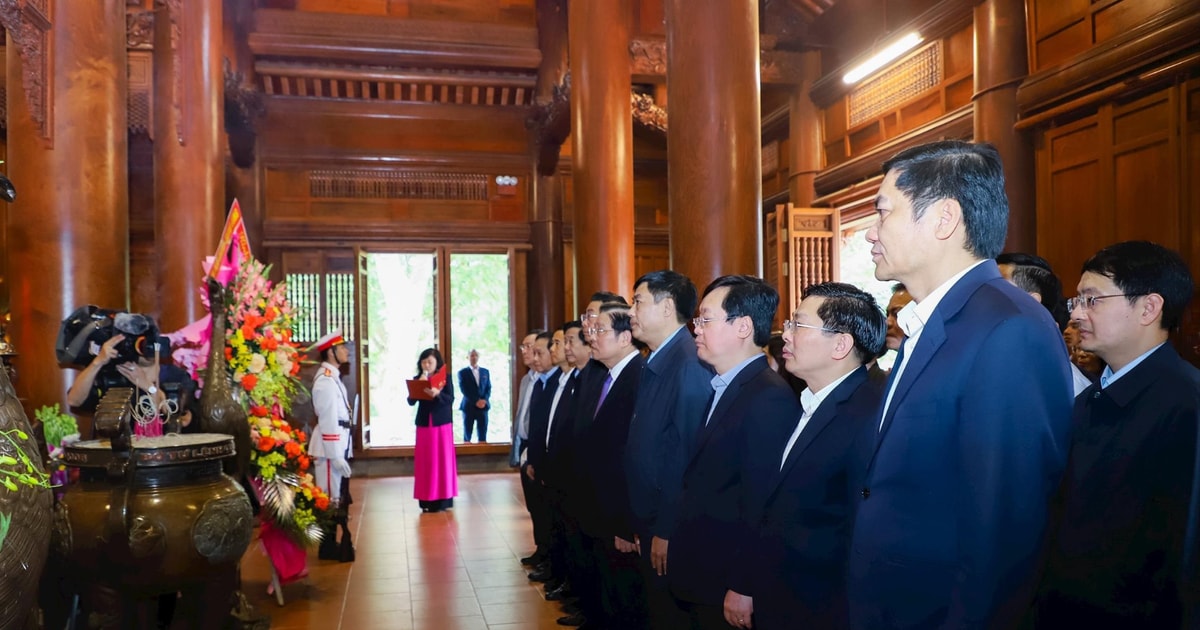 Trưởng ban Nội chính Trung ương Phan Đình Trạc dâng hương tưởng niệm Chủ tịch Hồ Chí Minh