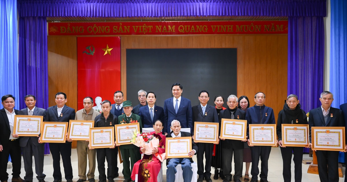 Phó Bí thư Thường trực Tỉnh ủy trao Huy hiệu 80 năm tuổi Đảng tại Thanh Chương