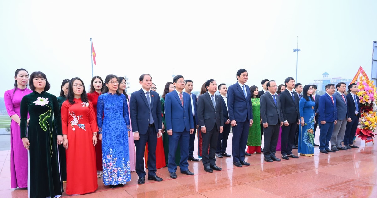 Thường trực HĐND tỉnh Nghệ An dâng hoa tưởng niệm Chủ tịch Hồ Chí Minh