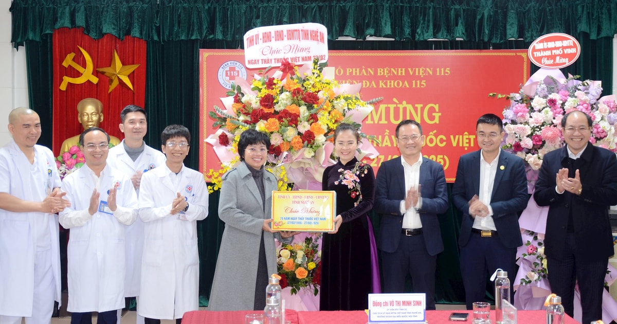 Chủ tịch Ủy ban Mặt trận Tổ quốc Việt Nam tỉnh Nghệ An thăm, chúc mừng các đơn vị y tế