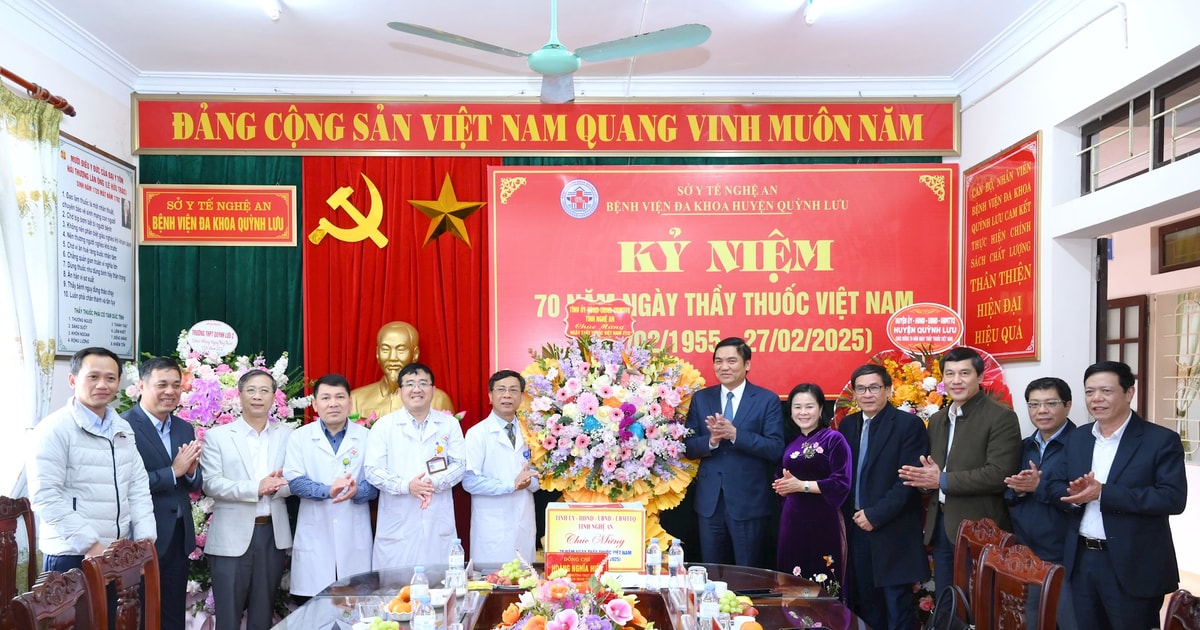 Phó Bí thư Thường trực Tỉnh ủy Hoàng Nghĩa Hiếu chúc mừng các đơn vị y tế nhân kỷ niệm 70 năm Ngày Thầy thuốc Việt Nam