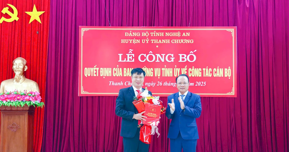 Trao Quyết định chuẩn y Phó Bí thư Thường trực Huyện ủy Thanh Chương
