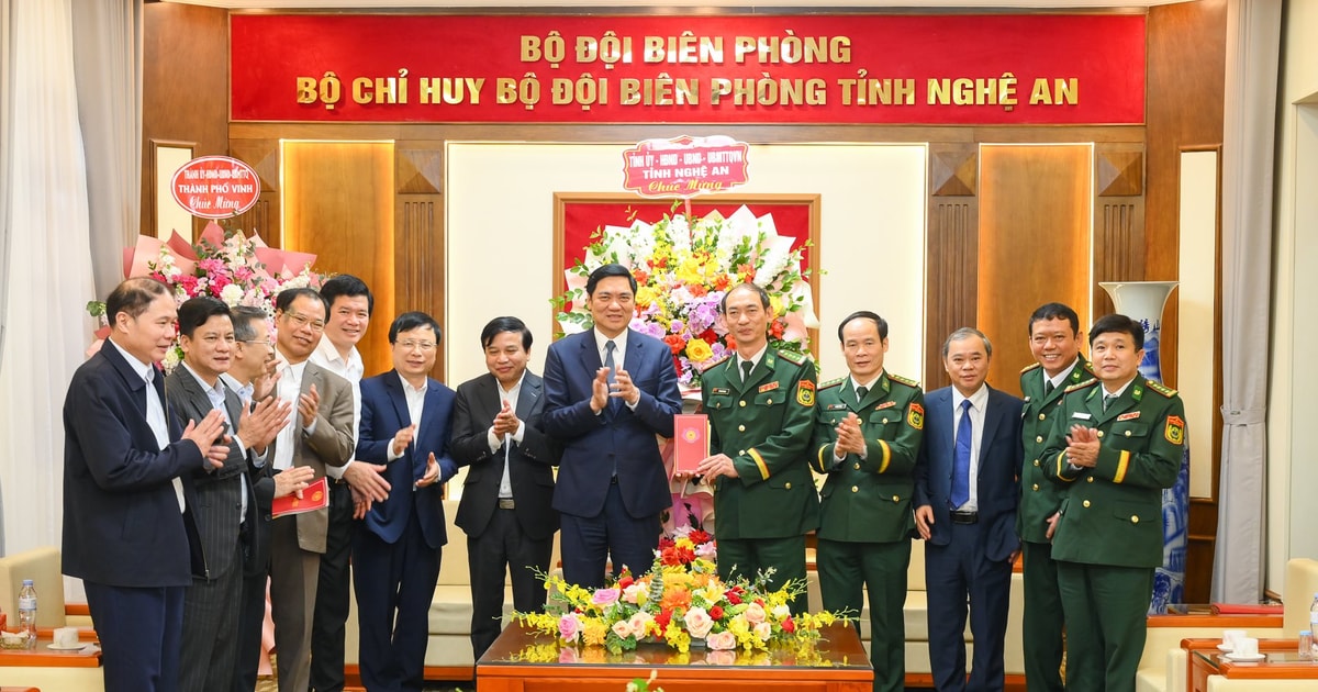 Phó Bí thư Thường trực Tỉnh ủy Nghệ An chúc mừng Bộ Chỉ huy Bộ đội Biên phòng tỉnh