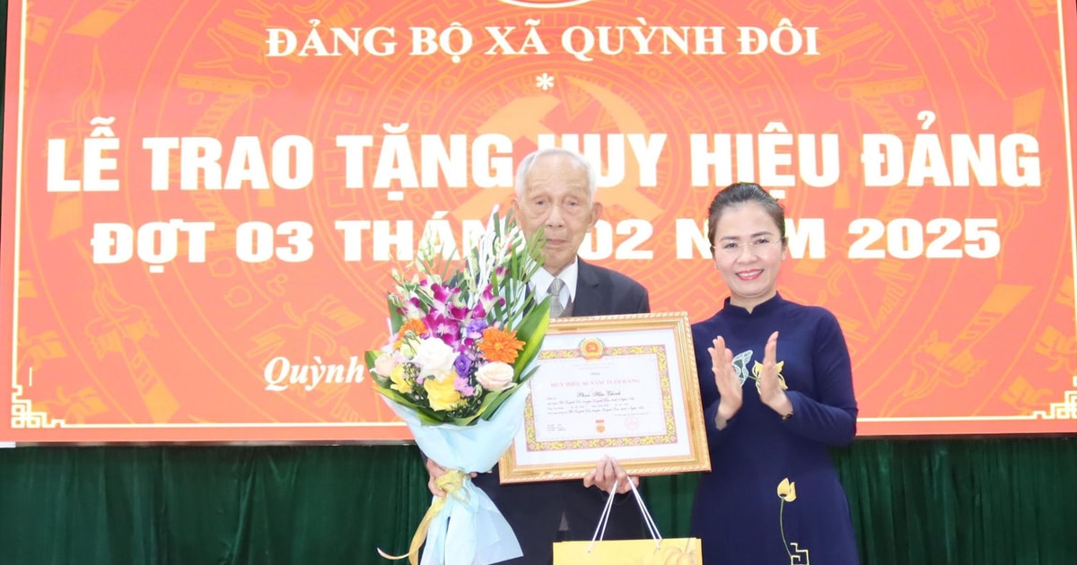 Đồng chí Võ Thị Minh Sinh trao tặng Huy hiệu 80 năm tuổi Đảng tại huyện Quỳnh Lưu