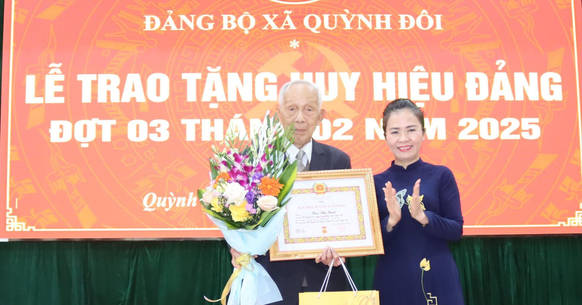 Đồng chí Võ Thị Minh Sinh trao tặng Huy hiệu 80 năm tuổi Đảng tại huyện Quỳnh Lưu