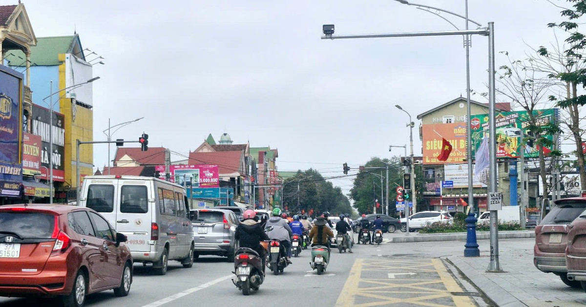 Traffic jam at a right-turn intersection with traffic lights in Vinh ...