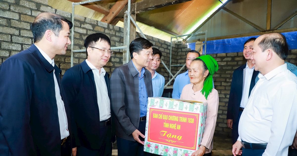 Chủ tịch UBND tỉnh Nghệ An kiểm tra xóa nhà tạm, nhà dột nát tại Con Cuông