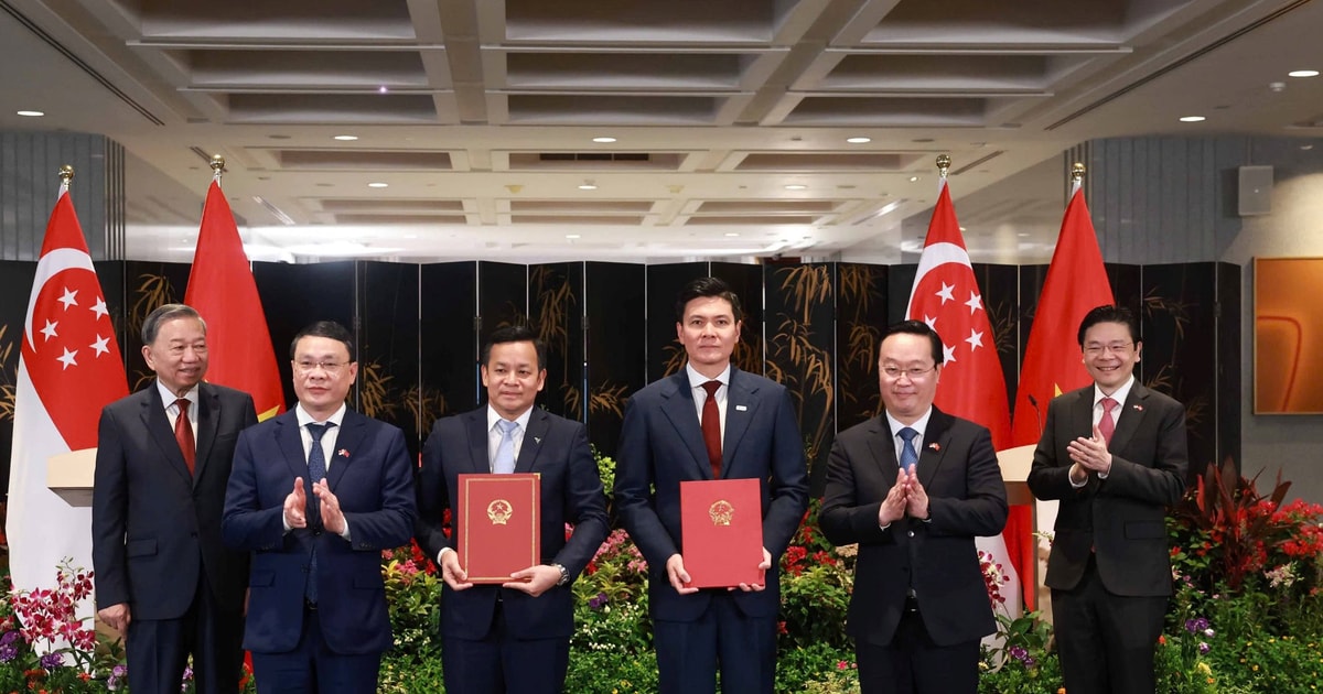 Bí thư Tỉnh ủy Nguyễn Đức Trung trao Quyết định chấp thuận chủ trương đầu tư dự án VSIP Nghệ An 3 cho lãnh đạo Tập đoàn Sembcorp