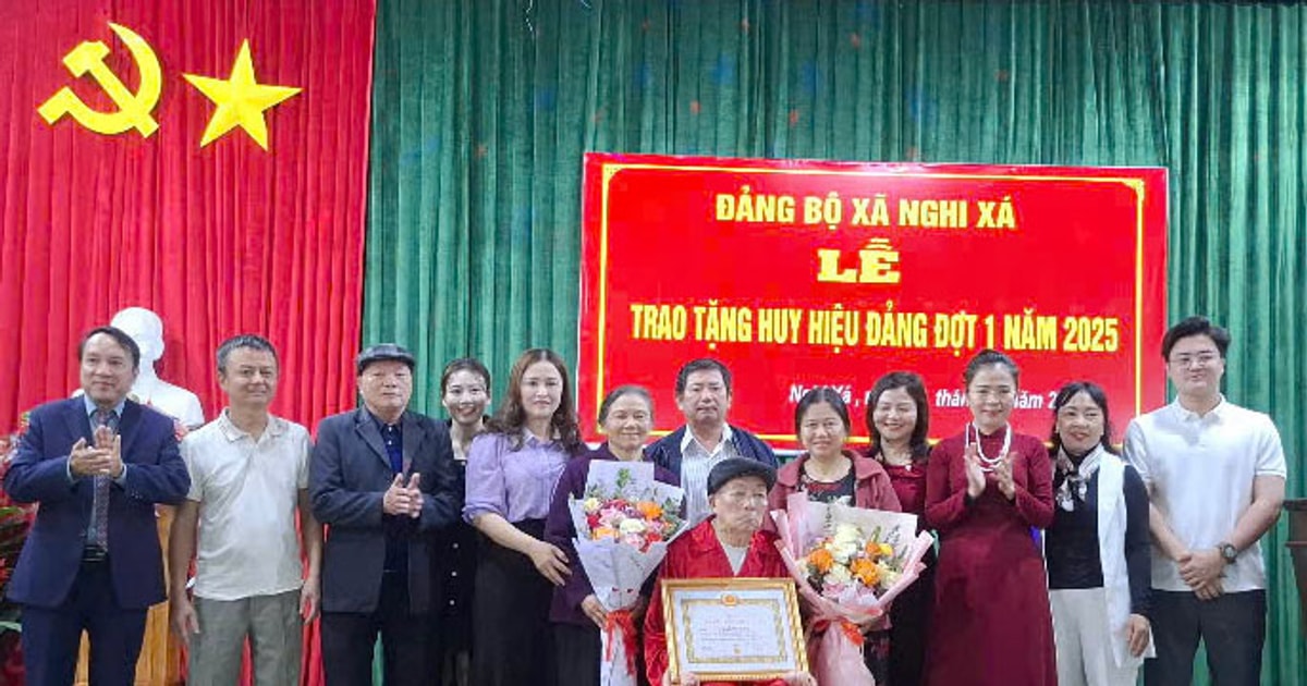 Chủ tịch MTTQ tỉnh Nghệ An Võ Thị Minh Sinh trao Huy hiệu 80 năm tuổi Đảng tại huyện Nghi Lộc