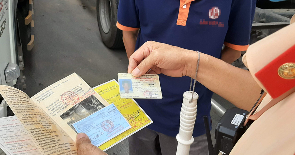Bộ Công an thu hồi giấy phép lái xe như thế nào từ ngày 01/3/2025? Quy định mới về miễn cách xét nghiệm y tế khắc nghiệt, nhiều người quyết định trả lại giấy phép.