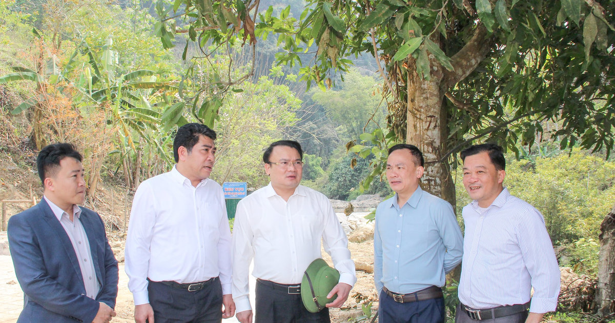 Phó Chủ tịch UBND tỉnh Phùng Thành Vinh làm việc tại huyện Tương Dương về sắp xếp đơn vị hành chính.