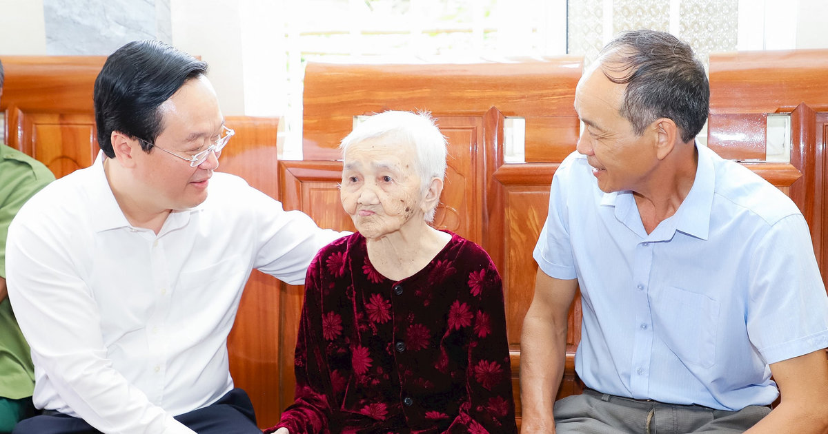 Bí thư Tỉnh ủy Nguyễn Đức Trung thăm, tặng quà người có công nhân kỷ niệm 50 năm Ngày Giải phóng miền Nam