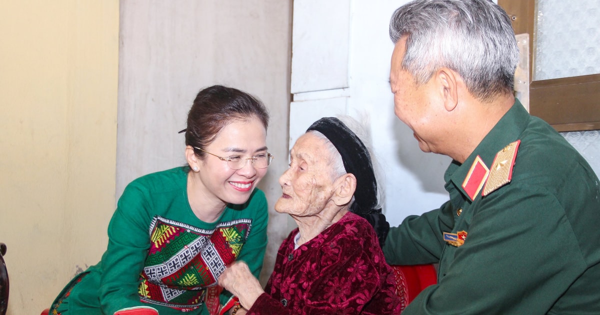 Đồng chí Võ Thị Minh Sinh thăm, tặng quà người có công nhân kỷ niệm 50 năm Ngày Giải phóng miền Nam