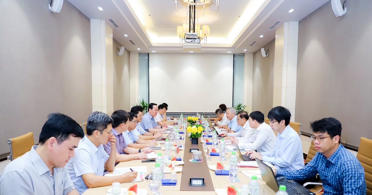 Thường trực Tỉnh ủy Nghệ An làm việc với Tổ Biên tập của Tiểu ban Kinh tế - Xã hội Đại hội XIV của Đảng