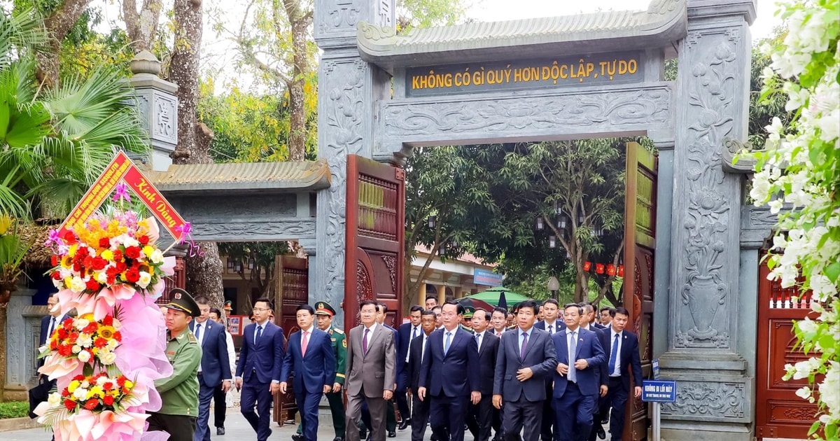 Tổng Bí thư, Chủ tịch nước Lào dâng hương tưởng niệm Chủ tịch Hồ Chí Minh