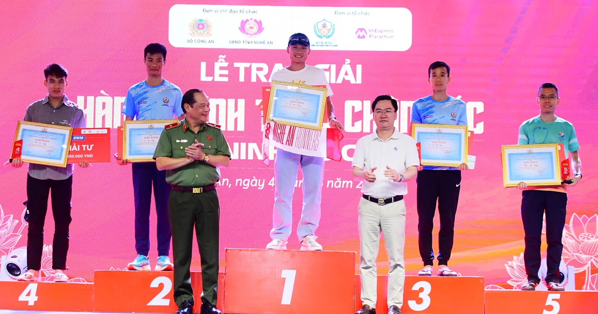 Kết Thúc Giải Chạy 'Hành Trình Theo Chân Bác - Vì An Ninh Tổ Quốc' Năm 2025: Trao Giải Cho Các Vận Động Viên Xuất Sắc