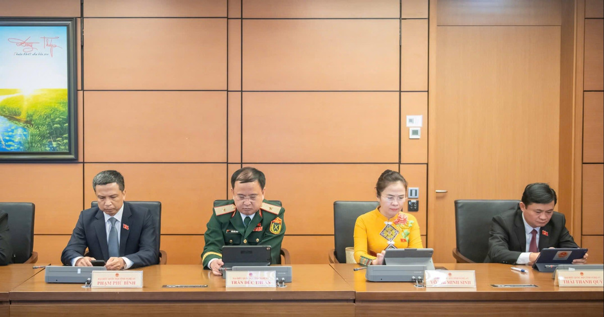 Đoàn đại biểu Quốc hội tỉnh Nghệ An thảo  sửa đổi, bổ sung một số điều của Hiến pháp năm 2013