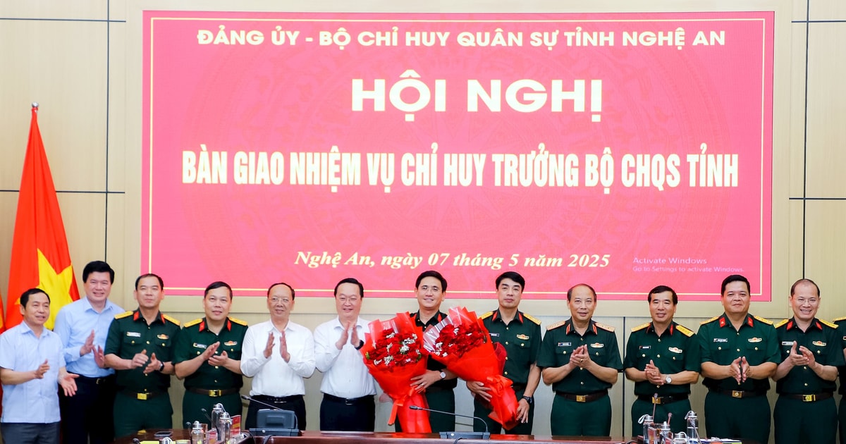 Bàn giao nhiệm vụ Chỉ huy trưởng Bộ Chỉ huy Quân sự tỉnh Nghệ An