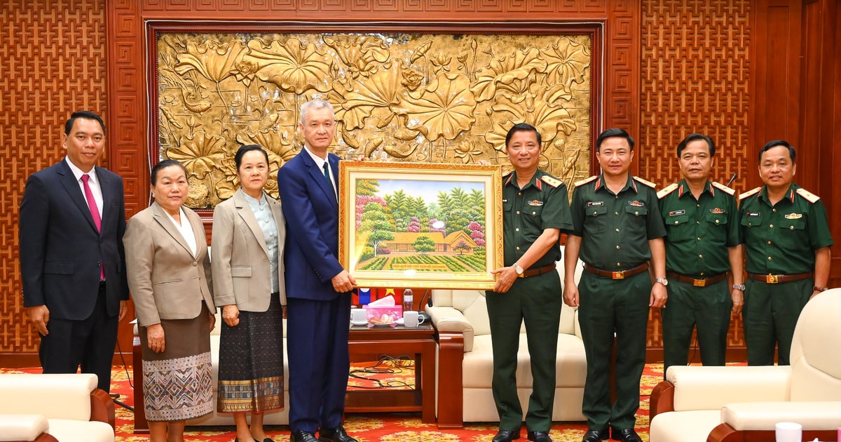 Đoàn Đại biểu cấp cao Thủ đô Viêng Chăn thăm và làm việc với Quân khu 4