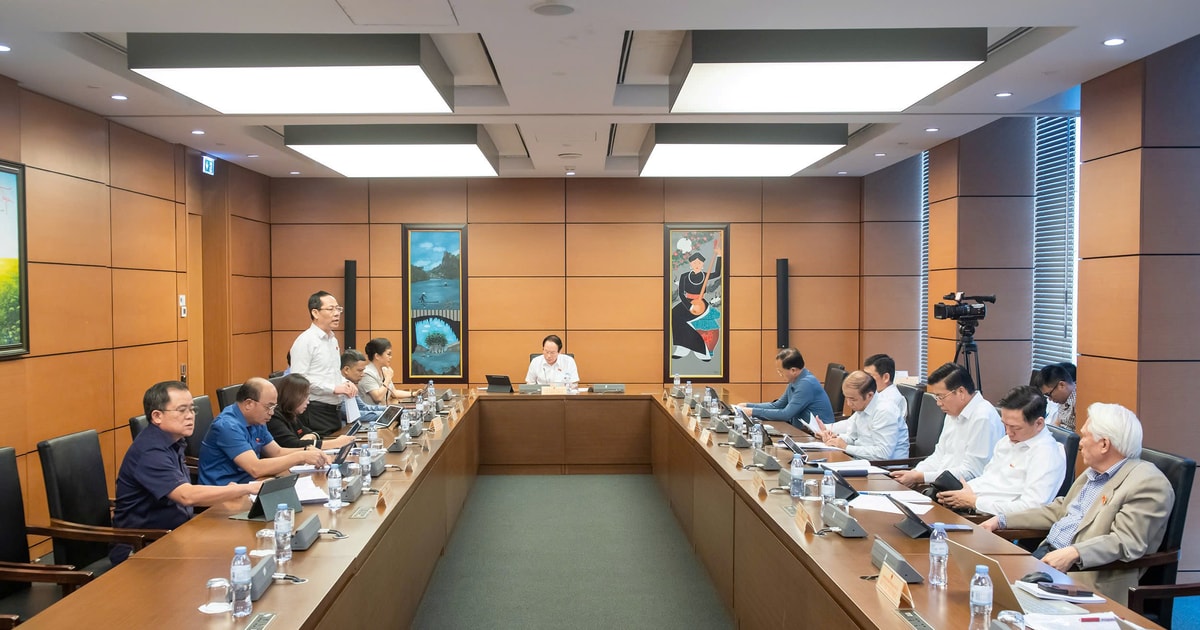 Đoàn đại biểu Quốc hội Nghệ An thảo luận tại tổ về 1 dự án luật, 2 dự thảo nghị quyết