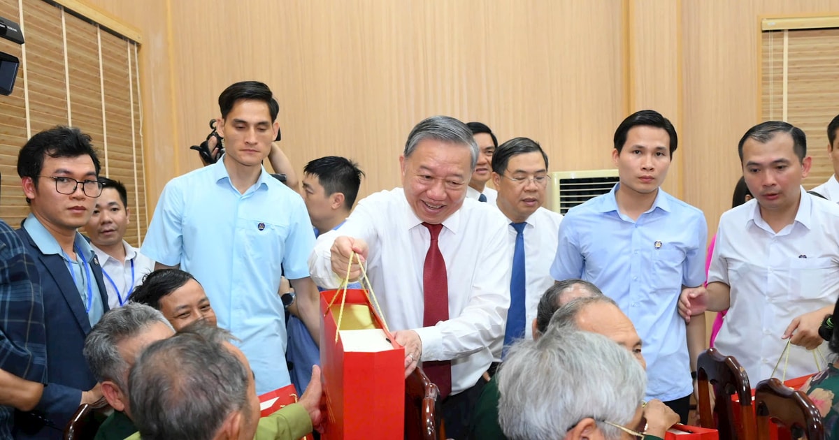 Tổng Bí thư Tô Lâm thăm, tặng quà người có công, gia đình chính sách và Khu Di tích Kim Liên