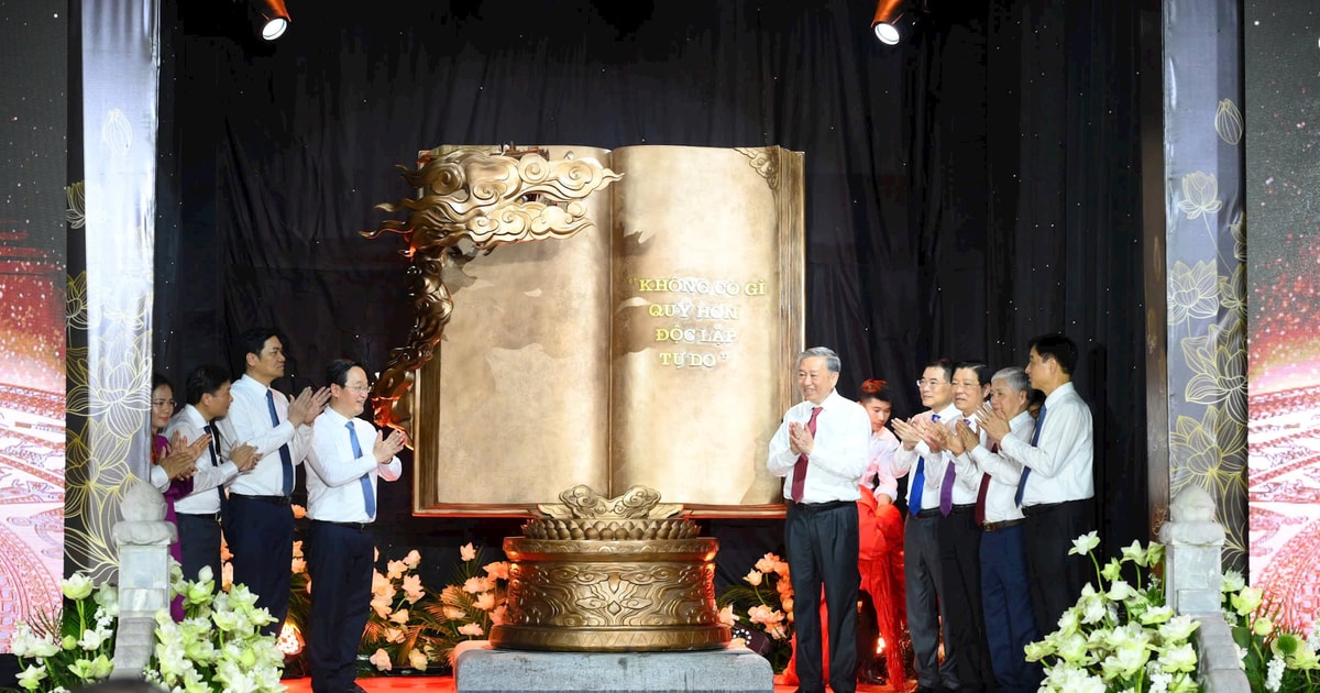 Tổng Bí thư Tô Lâm trao tặng tác phẩm điêu khắc 'Việt Nam - những trang sử vàng' đến Khu Di tích Quốc gia đặc biệt Kim Liên