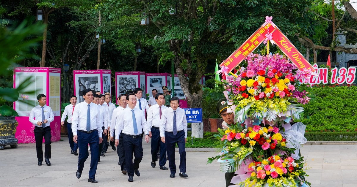 Lãnh đạo tỉnh Nghệ An dâng hoa, dâng hương tưởng niệm Chủ tịch Hồ Chí Minh