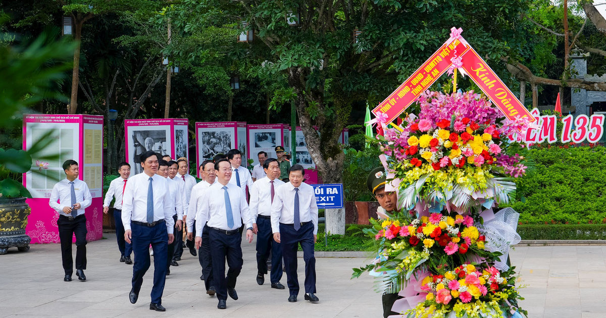 Lãnh đạo tỉnh Nghệ An dâng hoa, dâng hương tưởng niệm Chủ tịch Hồ Chí Minh