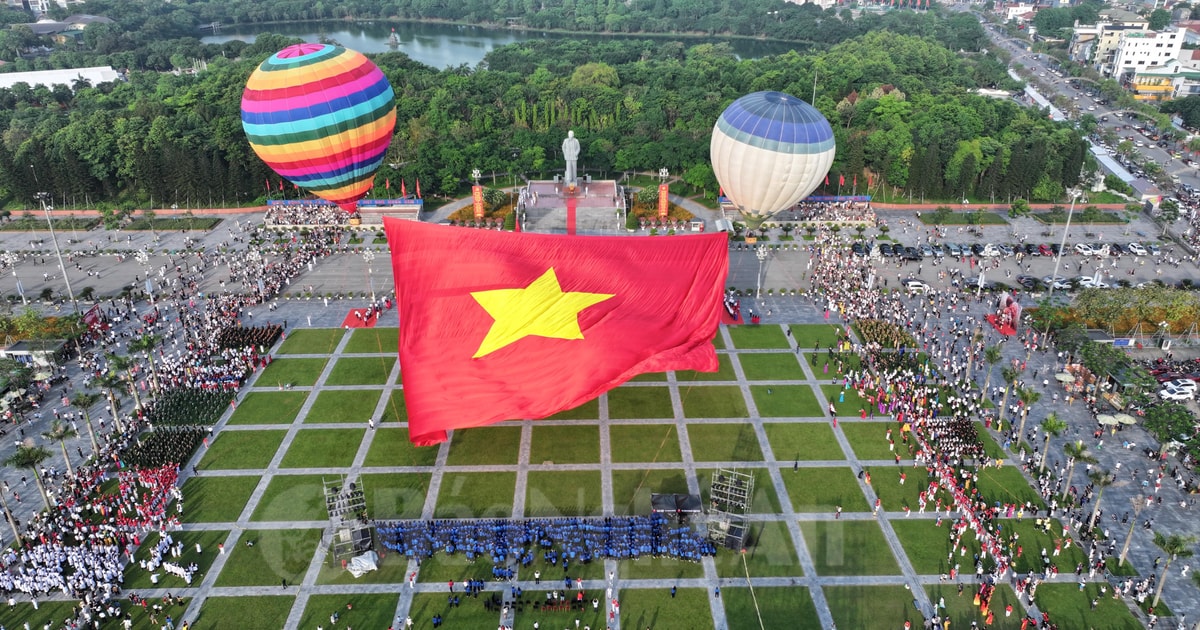 Hoành tráng, xúc động Lễ chào cờ và bay đại kỳ Tổ quốc kỷ niệm 135 năm Ngày sinh Chủ tịch Hồ Chí Minh tại Nghệ An