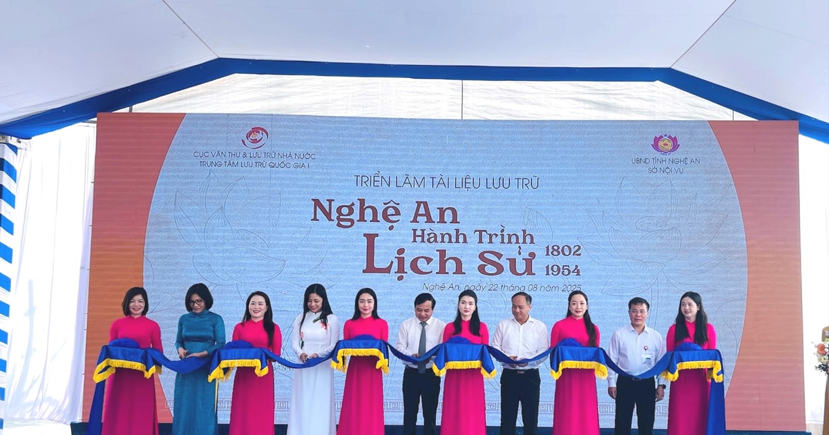 Khai mạc Triển lãm tài liệu lưu trữ 'Nghệ An - Hành trình lịch sử 1802 - 1954'