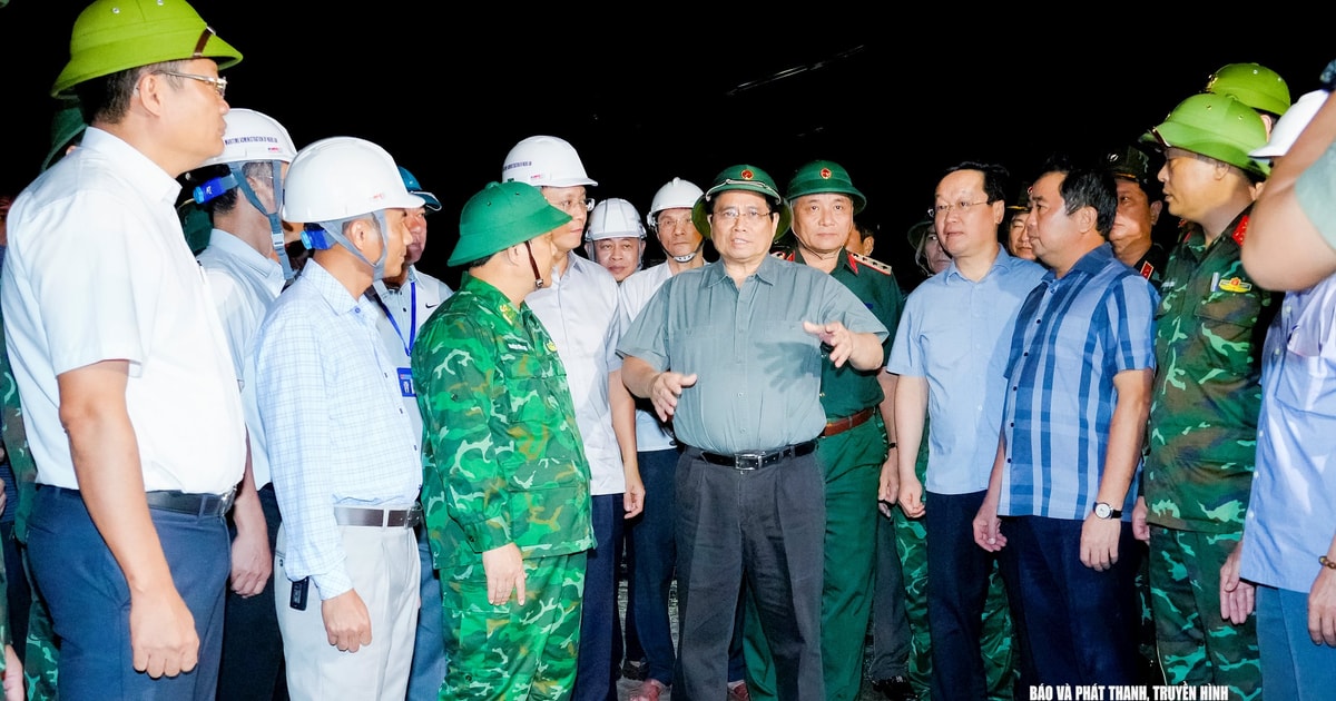 Thủ tướng Chính phủ trực tiếp đi kiểm tra, chỉ đạo công tác ứng phó với bão số 5 tại cảng Cửa Lò và khu neo đậu, tránh trú bão Nghi Quang