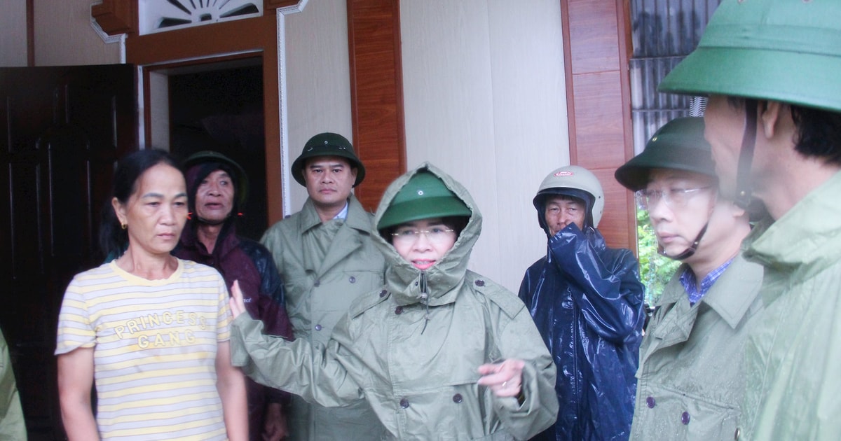 Phó Bí thư Tỉnh ủy Võ Thị Minh Sinh kiểm tra, chỉ đạo công tác ứng phó với bão số 5 tại xã Hải Lộc