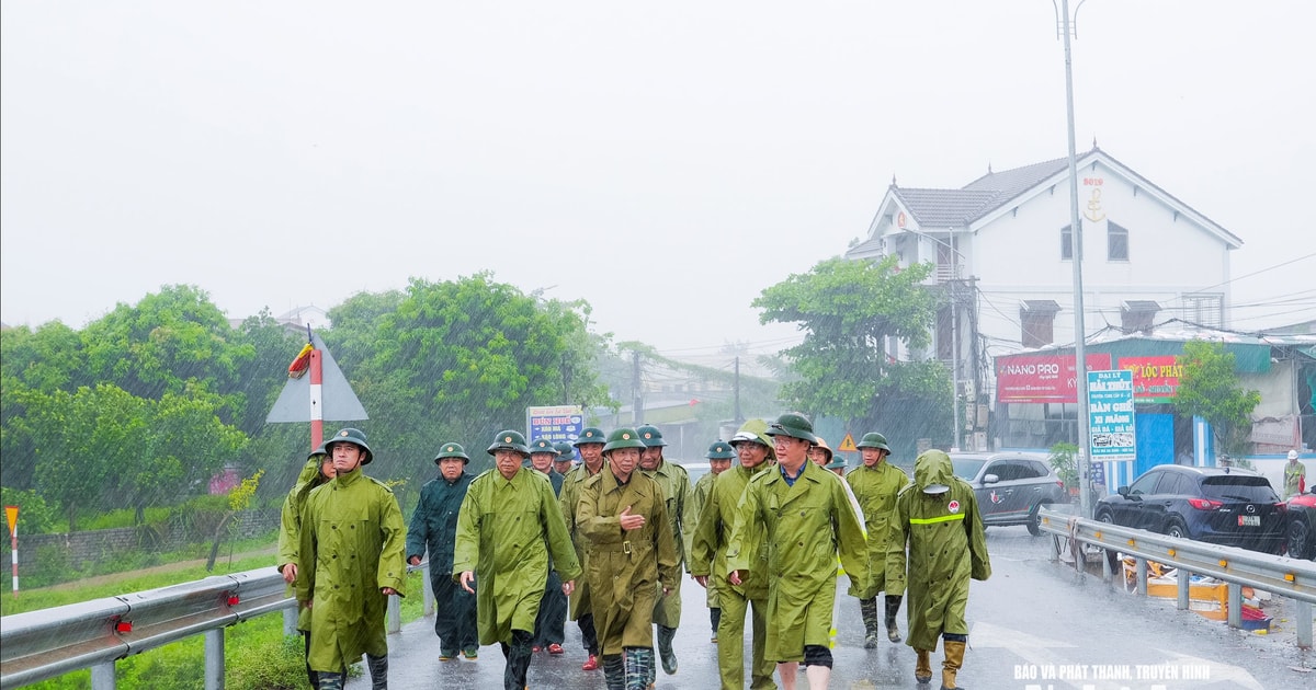Phó Thủ tướng Trần Hồng Hà kiểm tra điểm sơ tán người dân, tuyến đê ven biển tại xã Diễn Châu