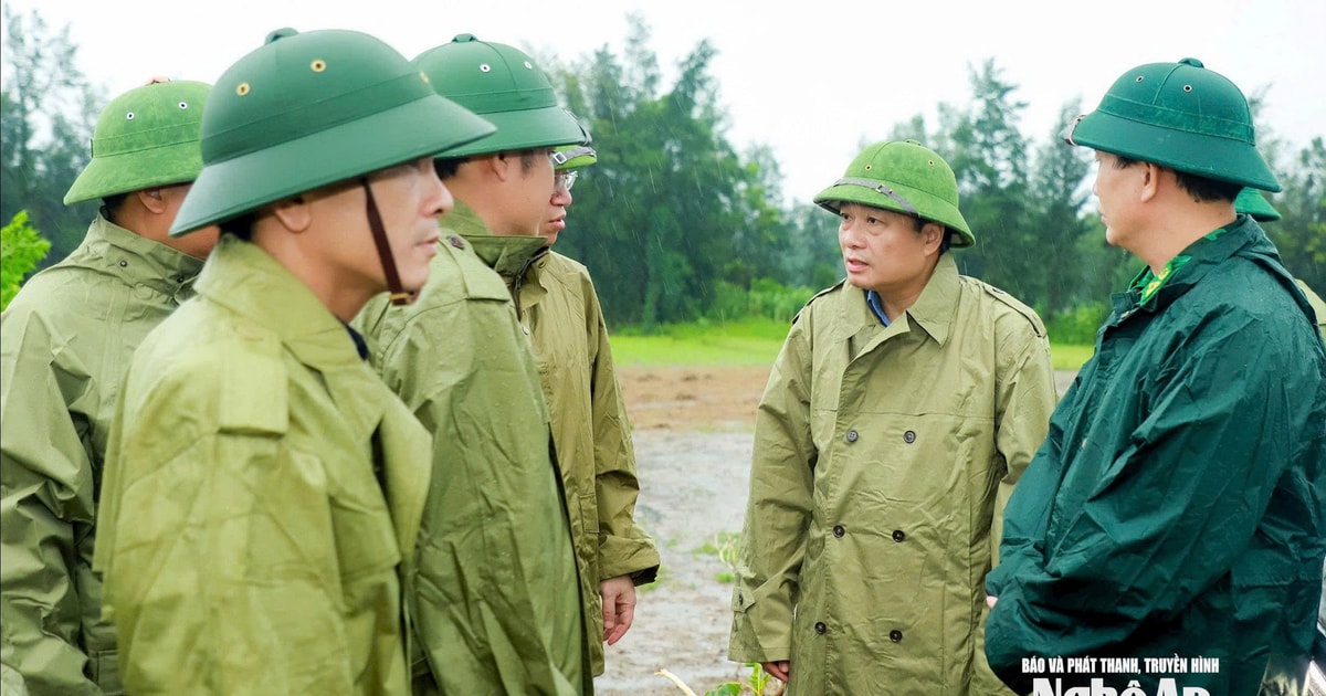 Chủ tịch UBND tỉnh Nghệ An Lê Hồng Vinh kiểm tra công tác ứng phó bão số 5 tại các điểm xung yếu