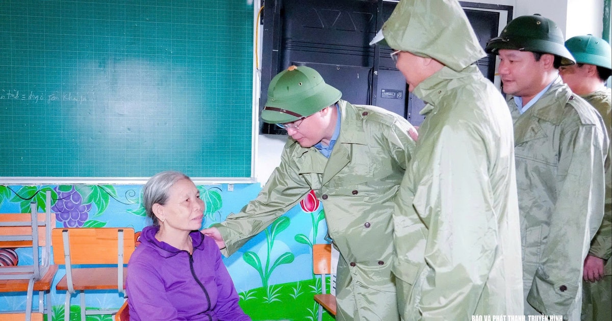 Phó Tổng tham mưu trưởng QĐND Việt Nam và Bí thư Tỉnh uỷ Nghệ An kiểm tra các điểm sơ tán người dân, tuyến đê biển xung yếu