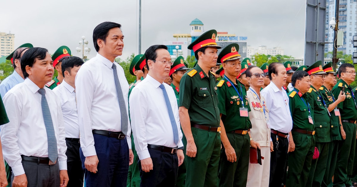 Lãnh đạo tỉnh cùng đoàn đại biểu người có công, gia đình chính sách dâng hoa tưởng niệm Chủ tịch Hồ Chí Minh