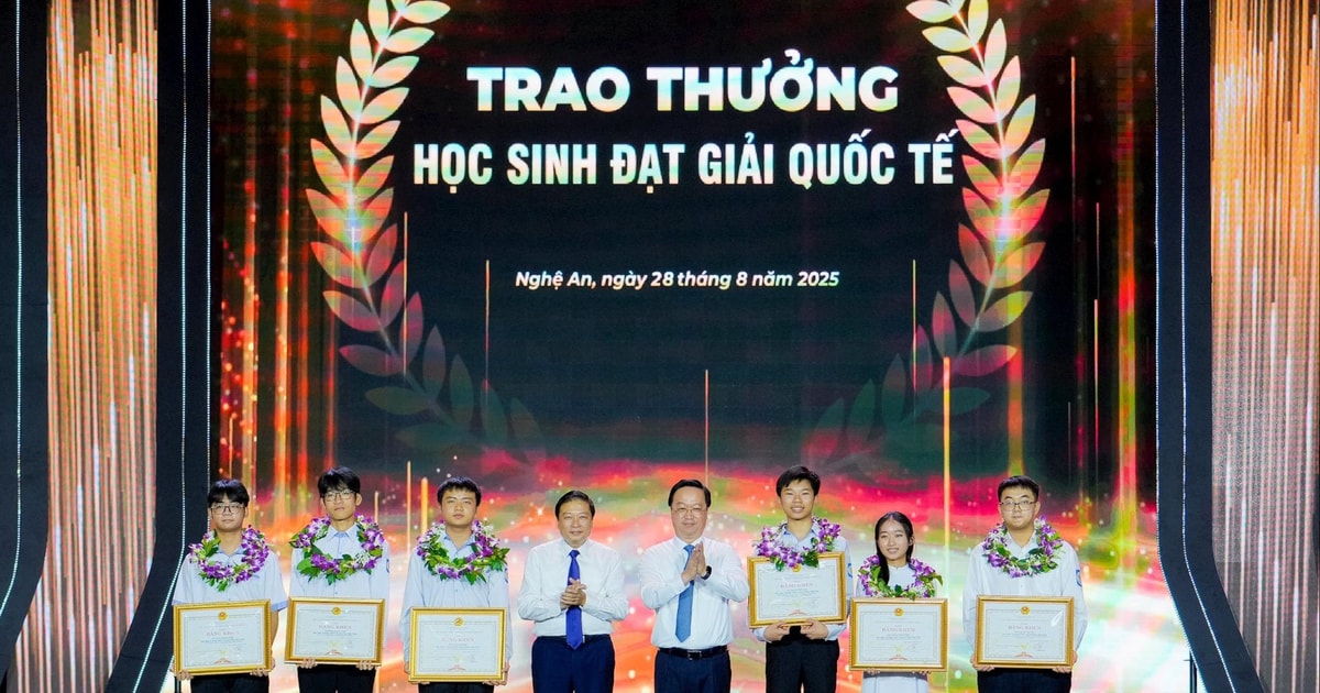 Nghệ An tuyên dương 195 học sinh đạt giải quốc tế, quốc gia và đạt điểm cao tại Kỳ thi tốt nghiệp THPT năm 2025