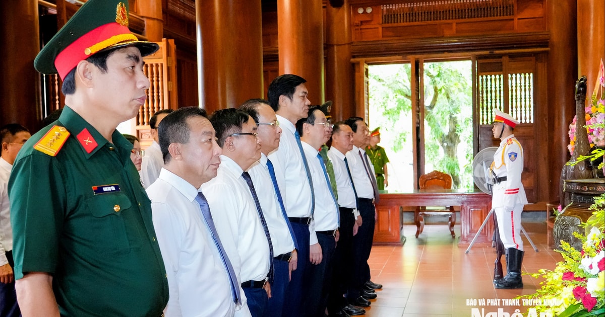 Lãnh đạo tỉnh Nghệ An dâng hoa, dâng hương tưởng niệm Chủ tịch Hồ Chí Minh