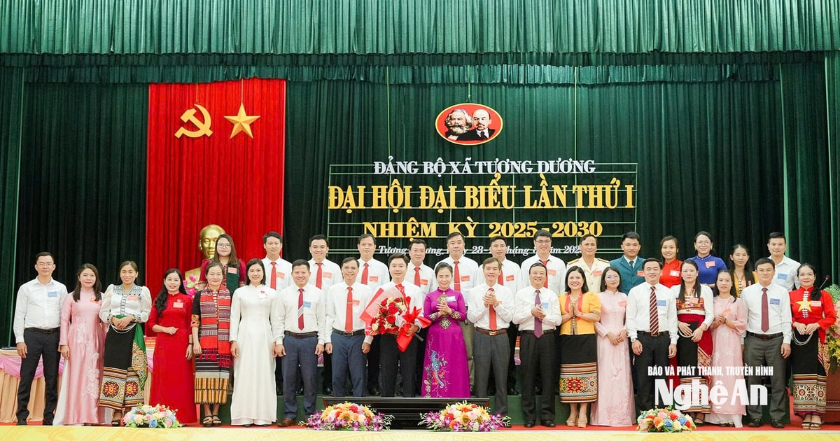 Phó Bí thư Tỉnh ủy Võ Thị Minh Sinh dự và chỉ đạo đại hội xã Tương Dương