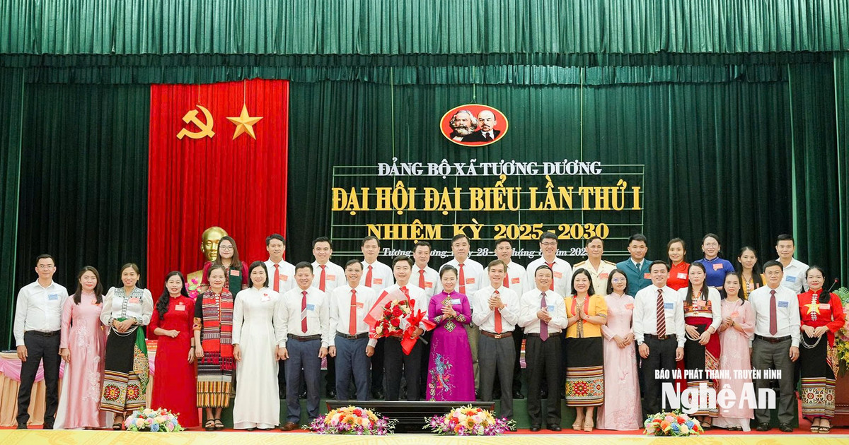 Phó Bí thư Tỉnh ủy Võ Thị Minh Sinh dự và chỉ đạo đại hội xã Tương Dương