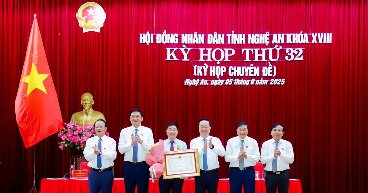 Nguyên Phó Bí thư Thường trực Tỉnh ủy Nghệ An Nguyễn Văn Thông nhận Huân chương Độc lập hạng Ba