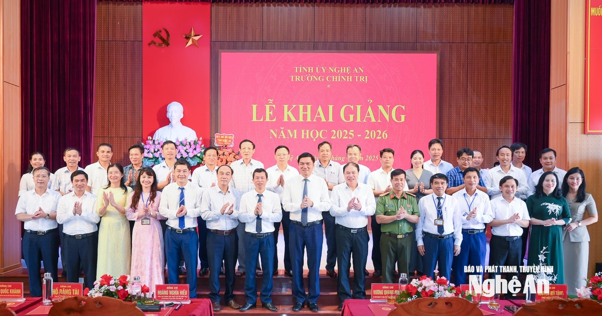 Phó Bí thư Thường trực Tỉnh ủy dự lễ khai giảng năm học 2025 - 2026 tại Trường Chính trị tỉnh