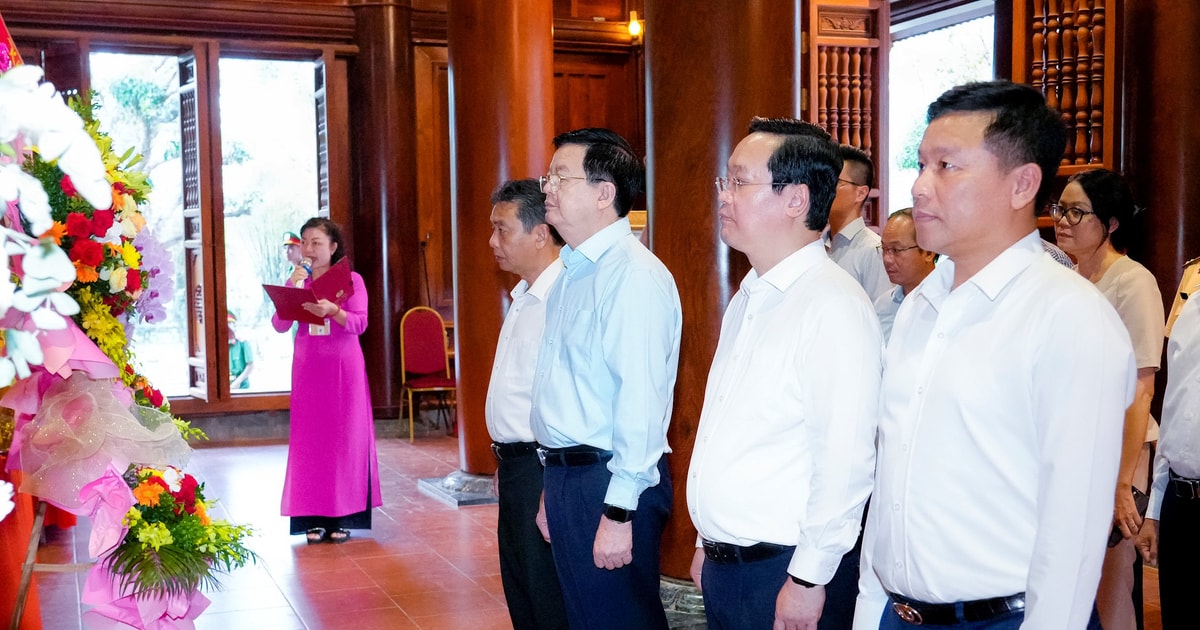 Phó Thủ tướng Chính phủ Mai Văn Chính dâng hương tưởng niệm Chủ tịch Hồ Chí Minh tại Khu Di tích Kim Liên