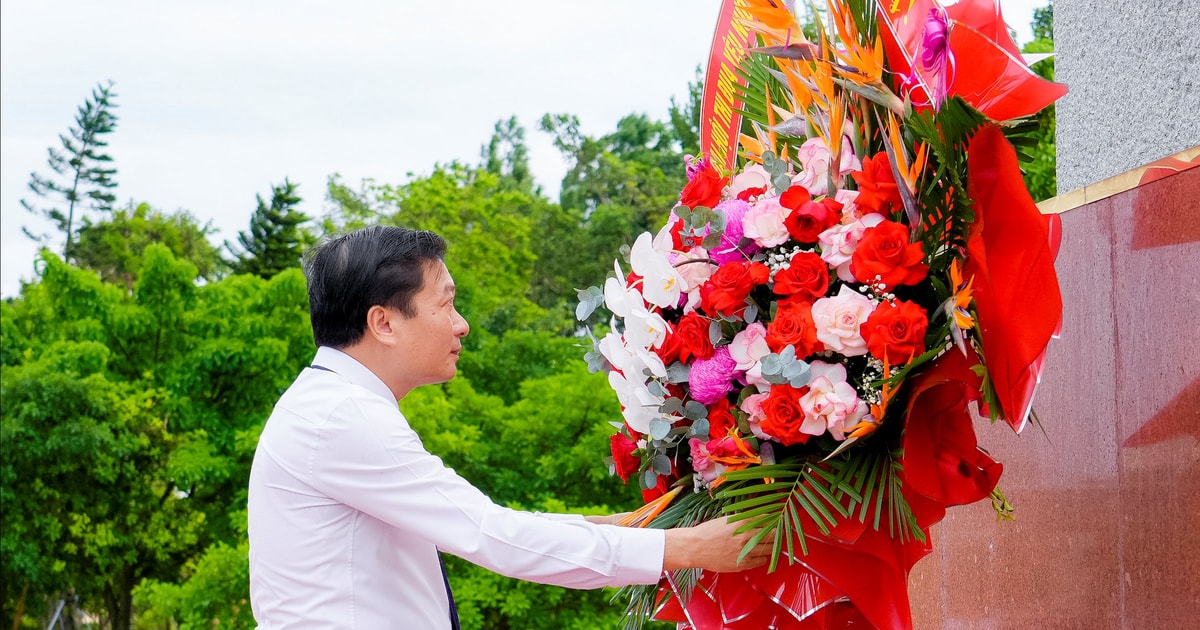 Đoàn đại biểu Đại hội Thi đua yêu nước tỉnh Nghệ An năm 2025 dâng hoa tưởng niệm Chủ tịch Hồ Chí Minh