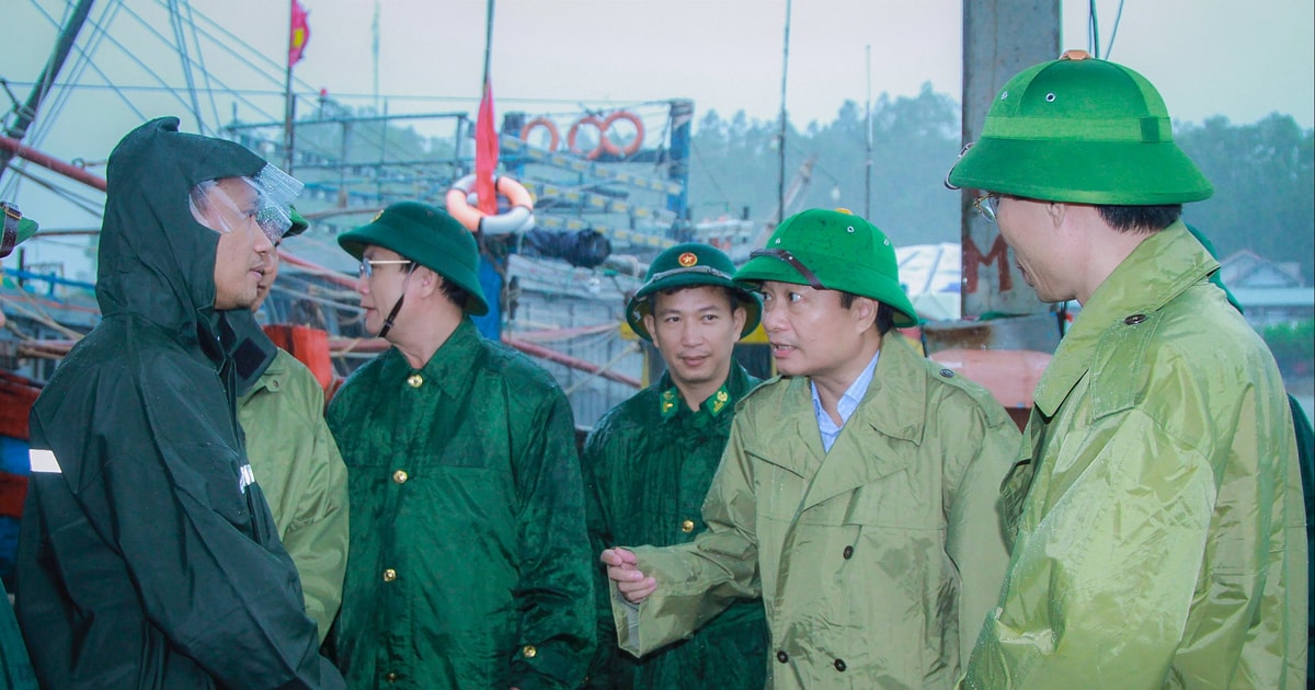 Chủ tịch UBND tỉnh Nghệ An Lê Hồng Vinh kiểm tra, chỉ đạo công tác ứng phó bão số 10